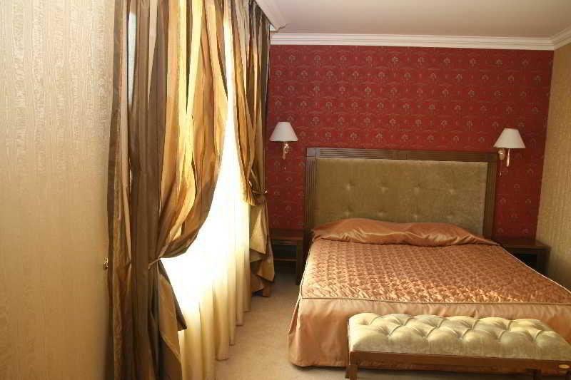 Hotel Club Central Chisarja Pokoj fotografie