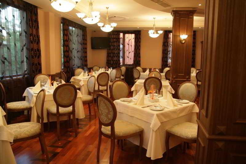 Hotel Club Central Chisarja Restaurace fotografie