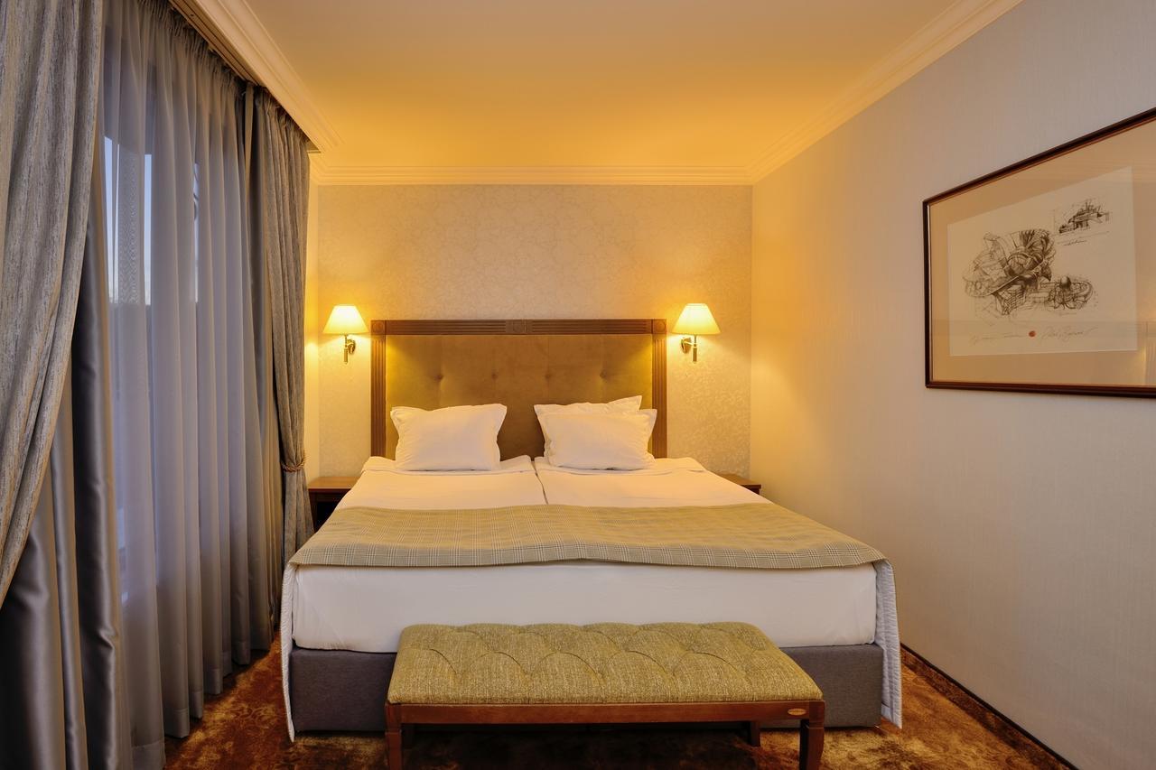 Hotel Club Central Chisarja Exteriér fotografie