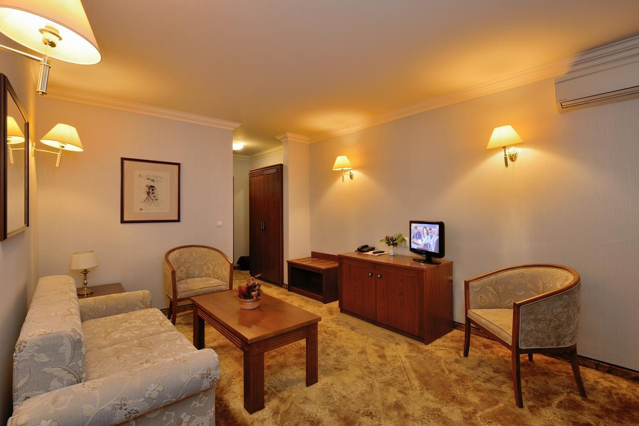 Hotel Club Central Chisarja Exteriér fotografie